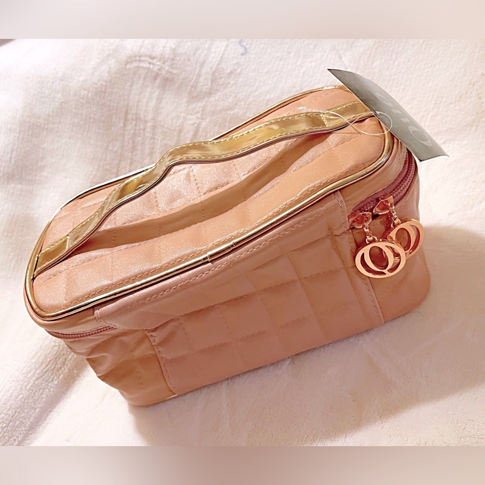 🆕 QUO - Quilted Rose Gold Train Case